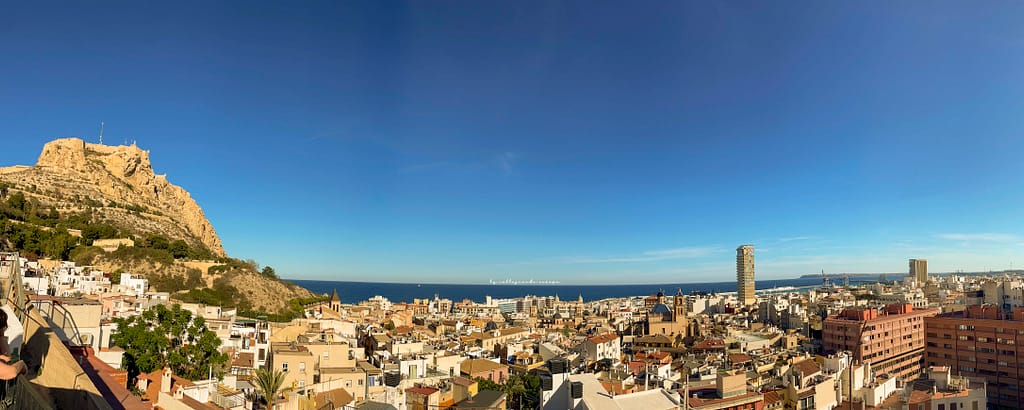 PANORÁMICA DE ALICANTE DESDE EL BARRIO DE SANTA CRUZ