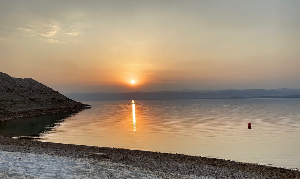 ATARCEDER EN EL MAR MUERTO EN NUESTRA RUTA POR JORDANIA EN UNA SEMANA