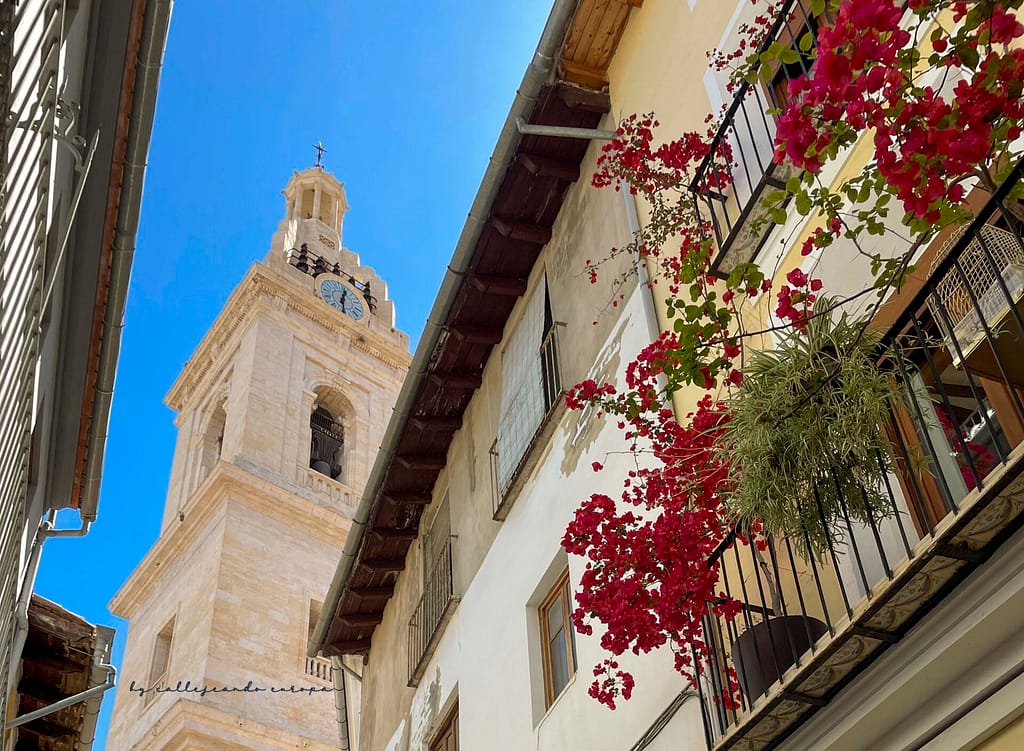 VISTA DE LA TORRE DE LA COLEGIATA DE SANTA MARÍA DE XÀTIVA EN NUESTRA RUTA POR LA COMUNIDAD VALENCIANA