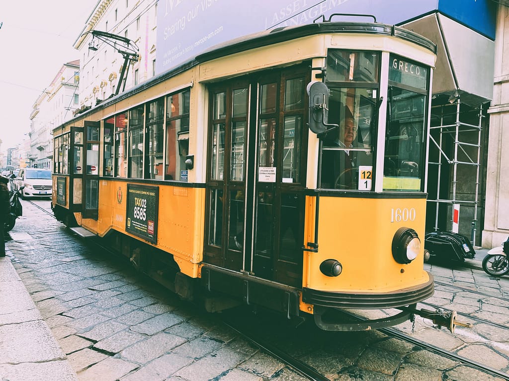 Milan en 1 dia: Imagen: [Tranvía histórico recorriendo las calles de Milán, Italia]