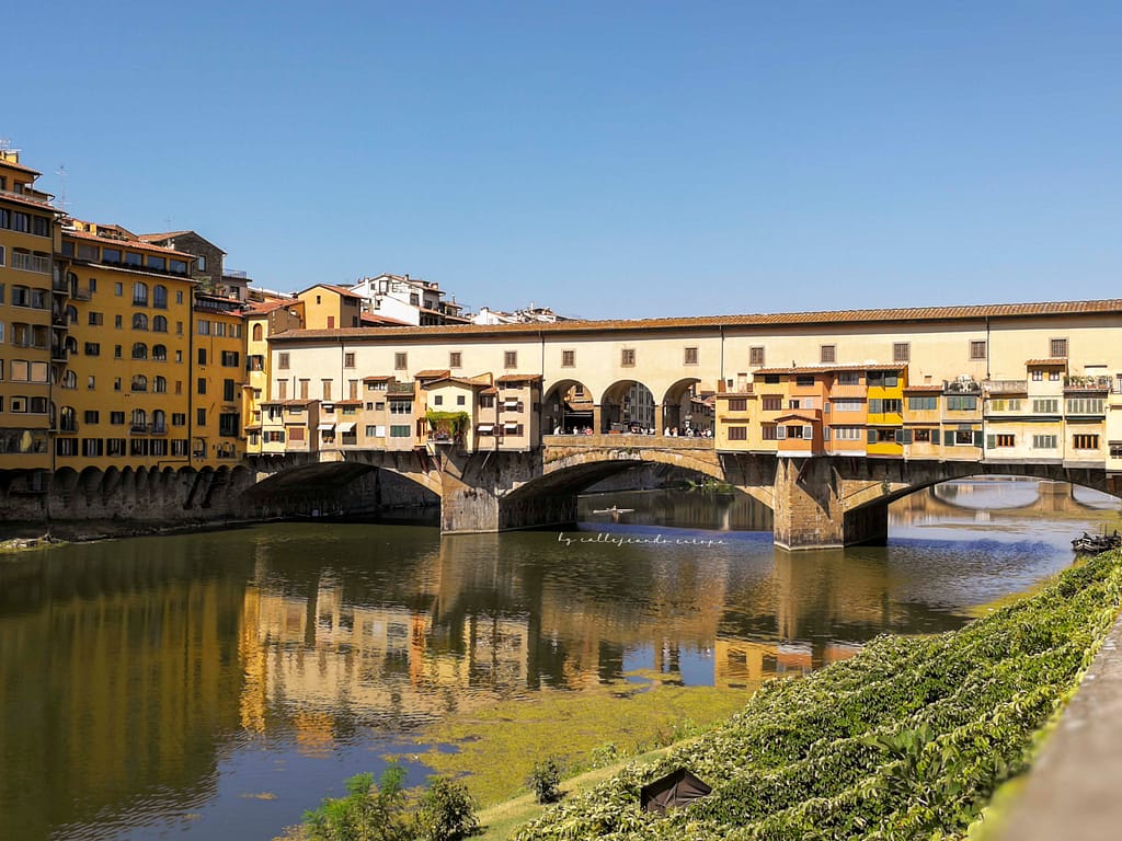 VISTA DEL PUENTE VECCHIO CON EL CORREDOR VASARIANO