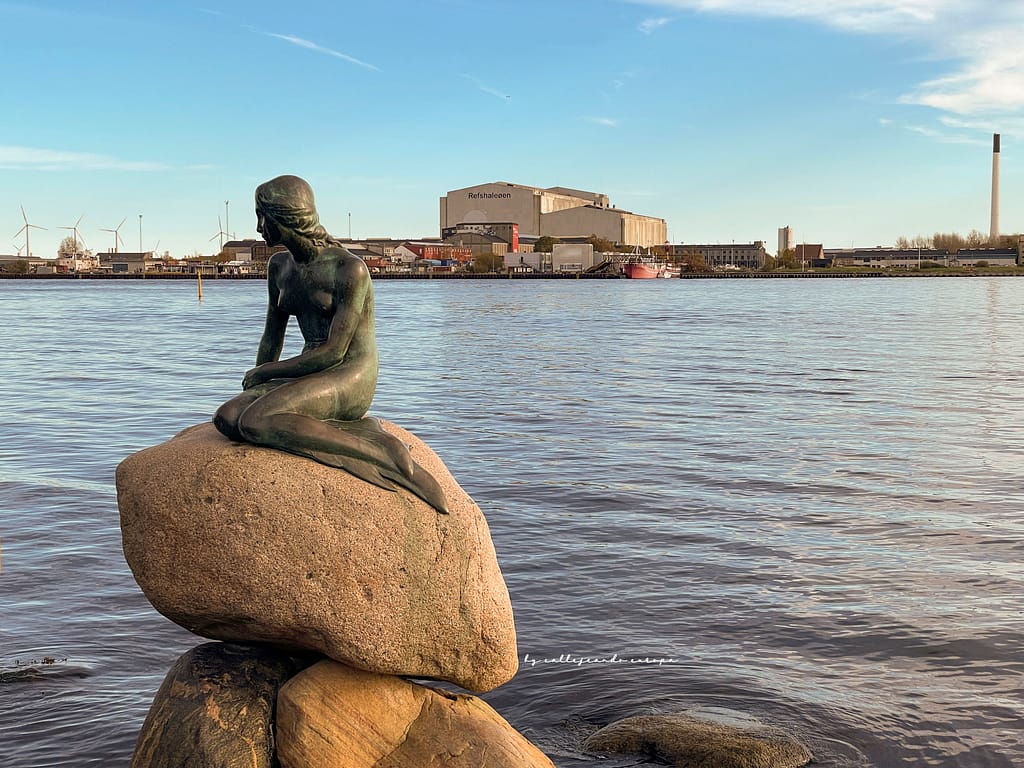 Estatua de La Sirenita en el puerto de Copenhague, Dinamarca statue, little mermaid, copenhagen