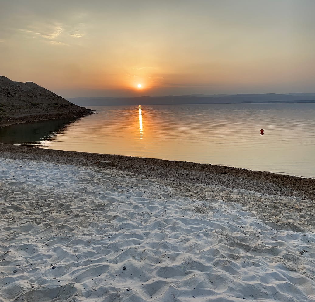 ATARCEDER EN EL MAR MUERTO EN NUESTRA RUTA POR JORDANIA EN UNA SEMANA