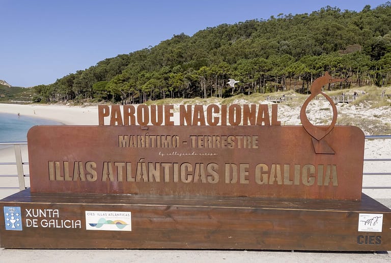 CARTEL EN EL EMBARCADERO DE LAS ISLAS CÍES