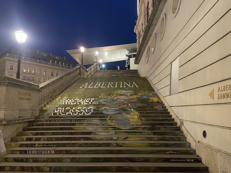 ESCALERAS DE SUBIDA A LA ALBERTINA EN NUESTRA RUTA VIENA EN 2 DIAS