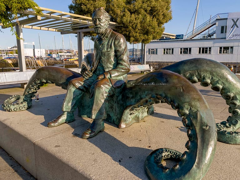 ESCULTURA DE JULIO VERNE EN EL PUERTO DE VIGO