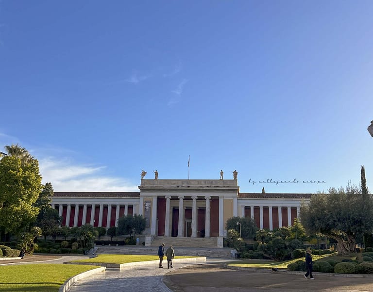 ENTRADA AL MUSEO ARQUEOLOGICO NACIONAL DE ATENAS