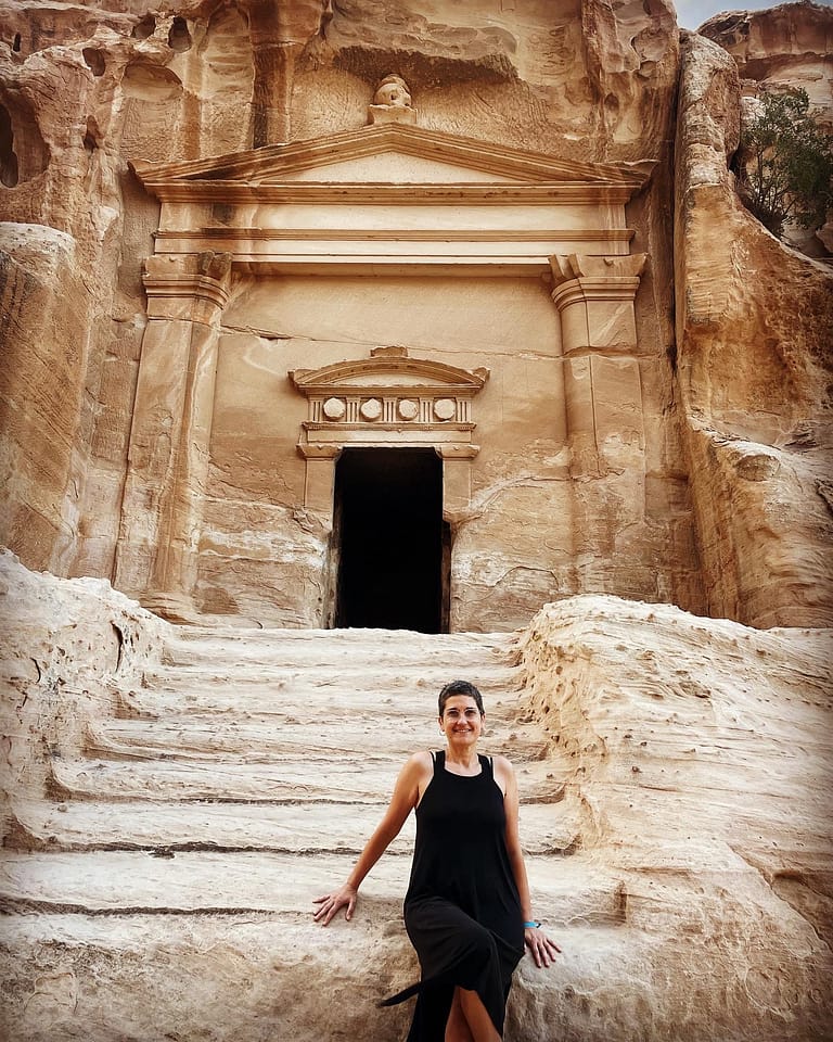 alt="Fachada de la Tumba número 846, estructura arqueológica esculpida en piedra, parte del sitio de Siq al-Barid en Little Petra, Jordania"