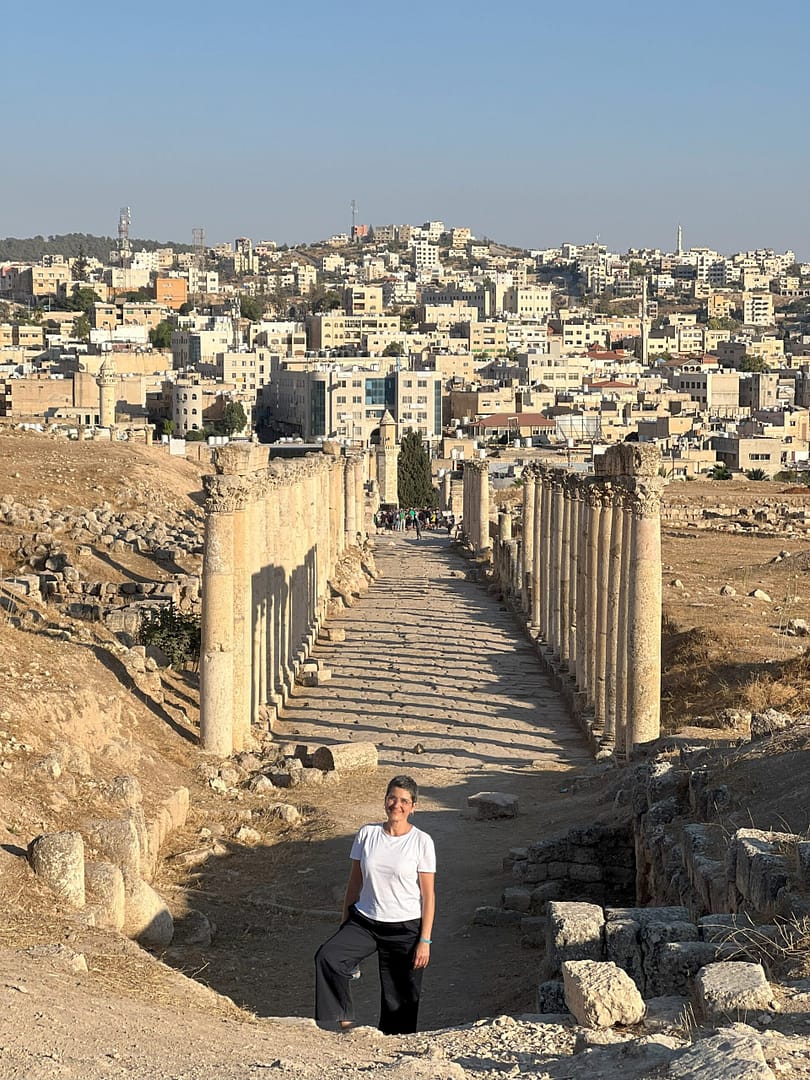 Un lugar imprescindible de cualquier visita a Jerash se situa justo aqui, en las gradas superiores del Teatro Norte