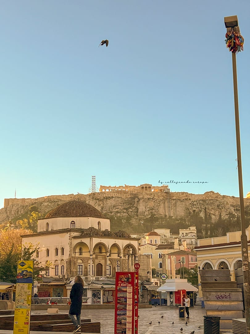 Vista de la Plaza de Monastiraki con el Monasterio de Pantanassa y la Acrópolis al fondo, Atenas, Grecia