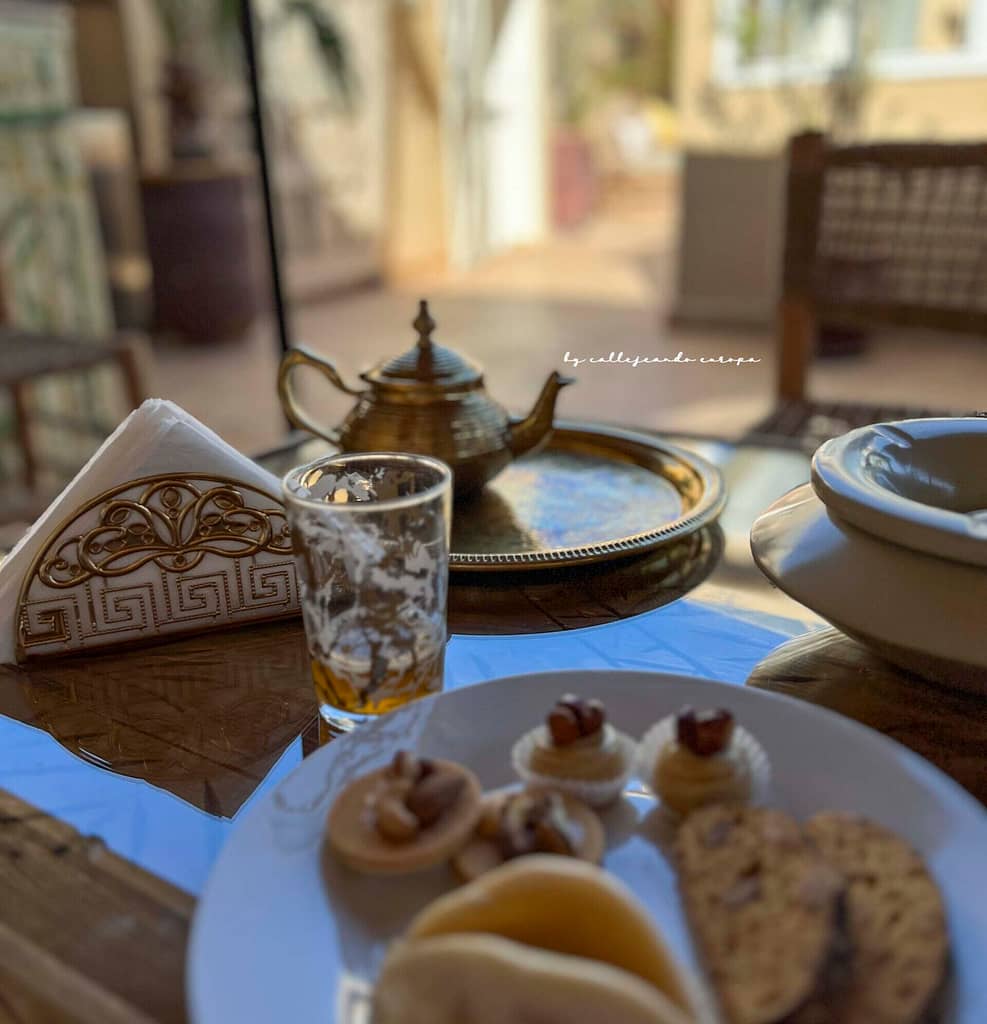 TE Y PASTAS DE BIENVENIDA EN EL RIAD en Marrakech