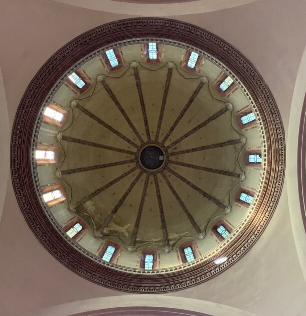 Imagen: [Cúpula del Tempio Monumentale ai Caduti di Guerra en Módena, Italia]