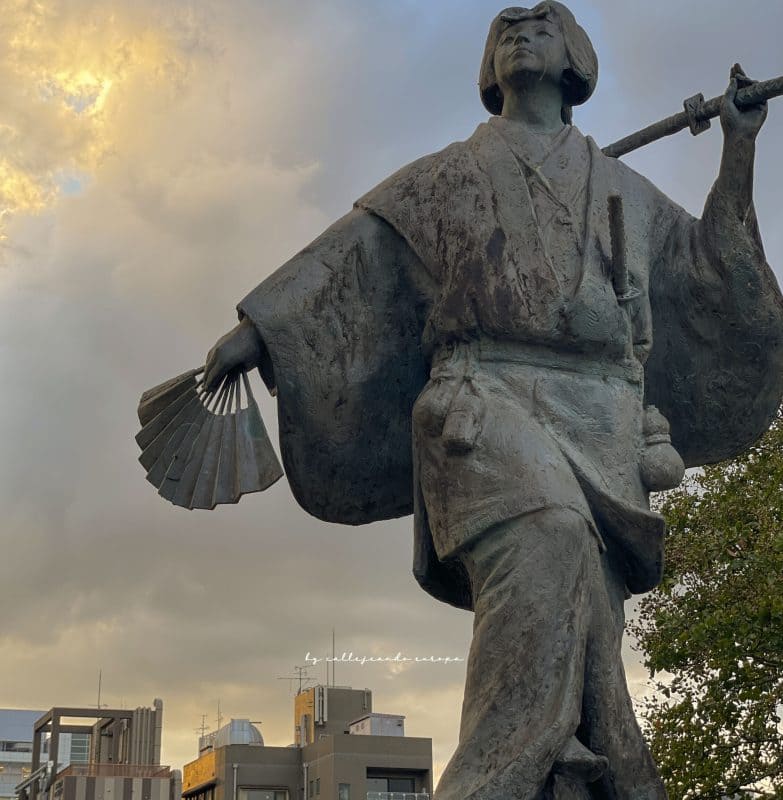 Escultura de geisha tradicional en el barrio de Gion, Kioto, Japón