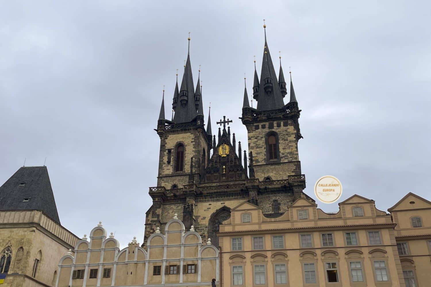 Imagen de la Iglesia de Nuestra Señora de Týn en Praga, una majestuosa iglesia gótica con una torre esbelta que se eleva sobre la ciudad vieja